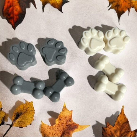 Hand Crafted Soap Charcoal eucalyptus & vanilla Paws & Bones 🐾 - Picture 2 of 8